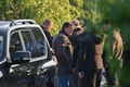 セルビア・ベオグラードから南へ約60キロに位置する村で銃撃事件が発生し、現場を視察する内相（左から2人目、2023年5月5日撮影）。(c)ANDREJ ISAKOVIC / AFP