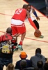 NBAオールスターゲーム2016。ロサンゼルス・レイカーズのコービー・ブライアントとうれしそうにマッチアップするクリーブランド・キャバリアーズのレブロン・ジェームズ（2016年2月14日撮影）。(c)AFP/Getty Images/Elsa