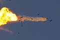 イスラエル北部上空でイスラエル空軍によって迎撃されたヒズボラの無人航空機。イスラエル北部で撮影（2024年8月25日撮影）。(c)Jalaa MAREY / AFP