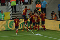 サッカーコンフェデレーションズカップ2013（Confederations Cup 2013）は27日、フォルタレーザ（Fortaleza）で準決勝が行われ、スペインが7-6でイタリアとのPK戦を制し、ブラジルとの決勝に進出した。

試合に勝利し歓喜するスペインの選手（2013年6月27日撮影）。(c)AFP/YASUYOSHI CHIBA