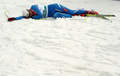 女子10キロメートル・フリー・パシュートを終え倒れこむペトラ・マジッチ。(c)AFP/VINCENZO PINTO