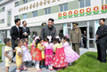北朝鮮の平壌（Pyongyang）市内にある食品工場の託児所を訪れた金正恩（キム・ジョンウン、Kim Jong-Un）第1書記（中央）。国営朝鮮中央通信（Korean Central News Agency、KCNA）配信（撮影日不明、2013年6月8日配信）。(c)AFP/KCNA via KNS