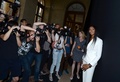 仏パリで発表された「ヴェルサーチ」15/16年秋冬パリ・オートクチュールコレクションの会場に姿を見せたナオミ・キャンベル（2015年7月5日撮影）。(c)AFP/MIGUEL MEDINA