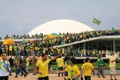 ブラジルの首都ブラジリアの連邦議会の敷地に侵入したジャイル・ボルソナロ前大統領支持者（2023年1月8日撮影）。(c)Sergio Lima / AFP