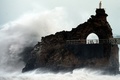 暴風雨「アメリ」による高波が打ち寄せる仏南西部ビアリッツの海岸（2019年11月3日撮影）。(c)GAIZKA IROZ / AFP