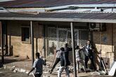 南ア各地の反移民デモ、一部が暴徒化 外国人経営の店を襲撃・略奪