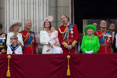 英女王90歳祝賀行事、王室メンバー集結