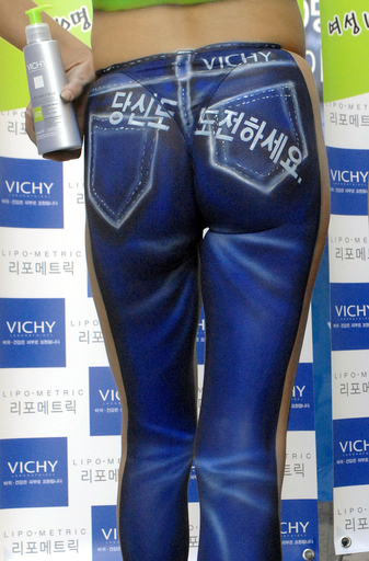 ボディペインティングで脚やせクリームのPRキャンペーン - 韓国