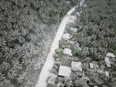 フィリピン・ルソン島で火山噴火、周辺に灰