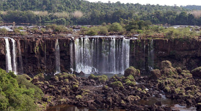 ブラジルで干ばつ深刻、世界遺産「イグアスの滝」も水枯れの危機