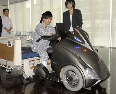 自力で乗り降り簡単、新コンセプトの車いすロボット