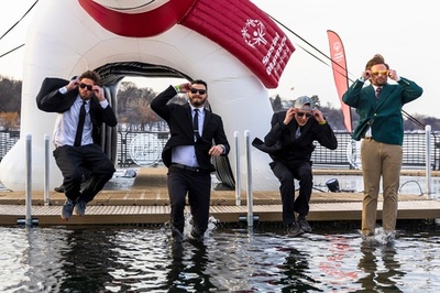 コスプレで冷水にざぶん！ 米チャリティーイベント