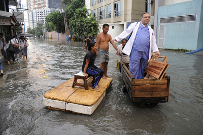 モンスーン期のマニラで洪水