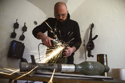 武器を楽器に変えるセルビア人芸術家 夢はオーケストラ編成