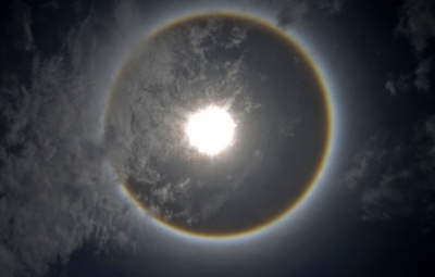 太陽の周りにかかった光の輪、ベネズエラ