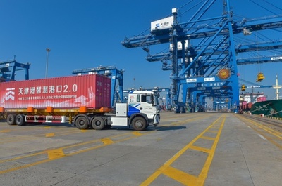 中国・天津港で無人化作業が実現 無人トラックや自動クレーン、ロボットが「活躍」