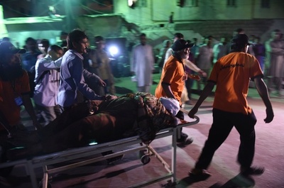 イスラム神秘主義の霊廟で爆発、150人以上死傷 パキスタン