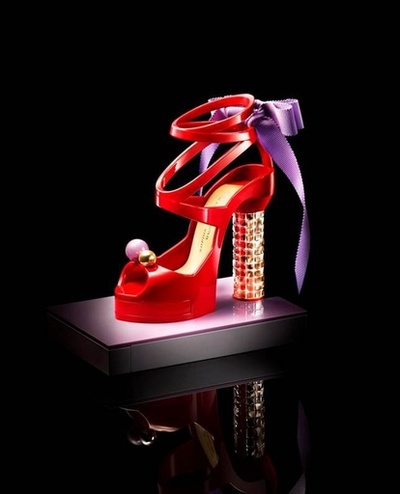 「マキアージュ」10周年記念ハイヒール型コンパクト、限定発売