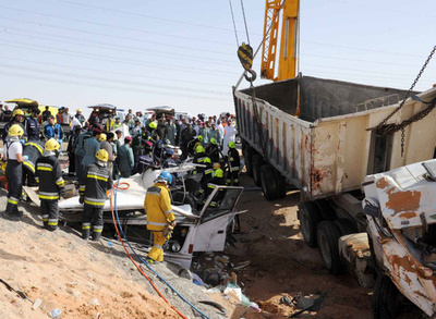 ミキサー車とバスが衝突、アジア系労働者22人即死 UAE