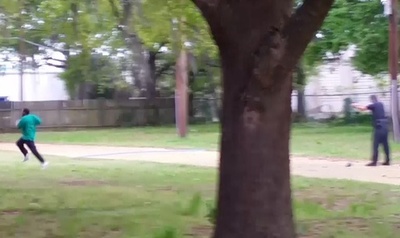 米白人警官による黒人射殺の瞬間