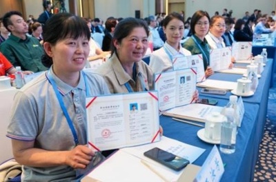 中国で新介護資格「長期照護師」導入 第1号の有資格者誕生