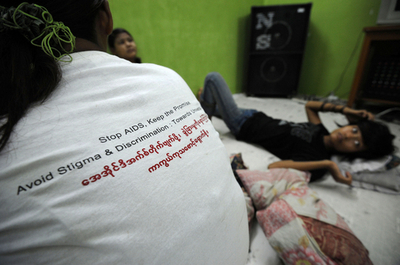 ミャンマーの性労働者に広がるHIV、仲間で支援