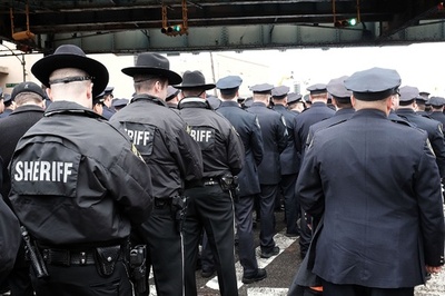 NYで射殺された警官の葬儀、警官らが市長に背を向け抗議