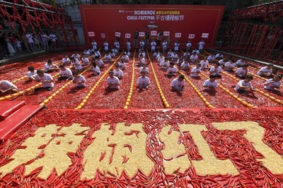収穫を「涙」で祝う、トウガラシの大食いコンテスト 会場はプール