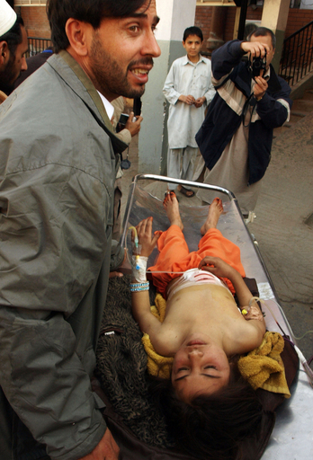 パキスタンで車列狙った爆弾攻撃、米兵や子どもなど8人が死亡