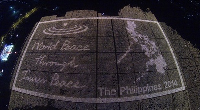 ろうそくで描く巨大な地図でギネス記録に挑戦、フィリピン