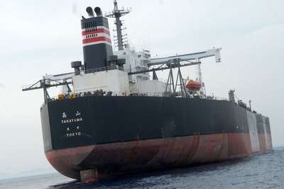 被弾した日本のタンカー、イエメンの港に到着