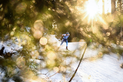 【今日の1枚】光に包まれ…進む＆撃つ バイアスロンW杯