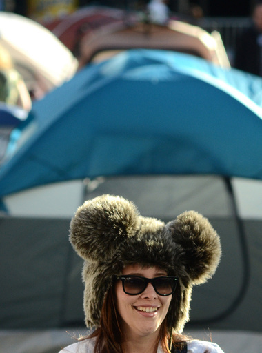 数日前から劇場前でキャンプ、「トワイライト」プレミアを待ちわびるファン