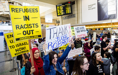 移民22人、極寒のなか米国から歩いてカナダへ 入国禁止令を懸念