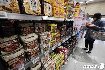 値上げ撤回の韓国食品各社、政府が協力要請と価格点検…果たして物価の長期安定につながるか