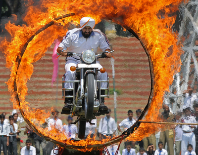 独立記念日のインド、各地で記念行事 アクロバットも