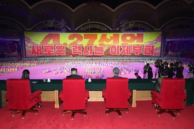 南北首脳、マスゲーム観覧