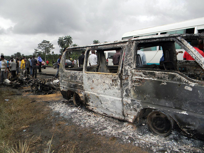 交通事故のタンクローリーが爆発、100人以上死亡 ナイジェリア