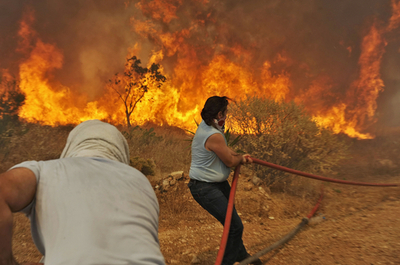 ギリシャのアテネ南部で山火事