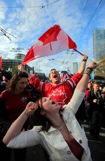 カナダ金メダル！狂喜乱舞のアイスホッケーファン