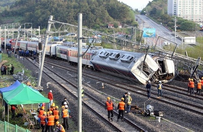 韓国南部・麗水で列車脱線、機関士が死亡 8人負傷