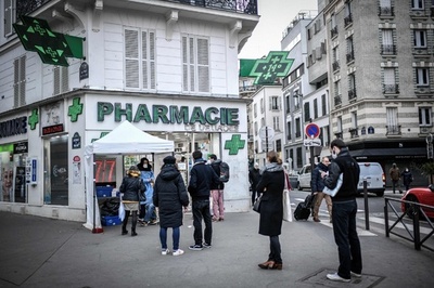 仏コロナ感染、30万人超える 過去最多また更新