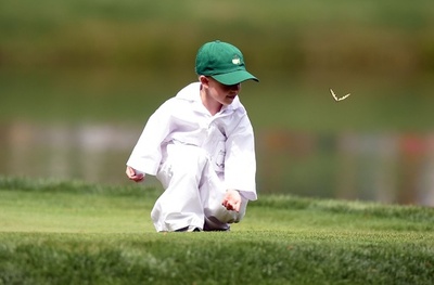 小さなキャディーがパー3コンテストをお手伝い、マスターズ