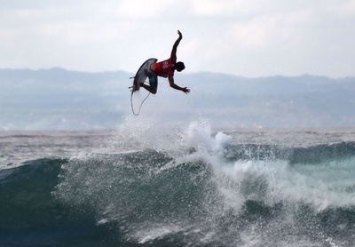 バリ島クラマスビーチでサーフィン大会