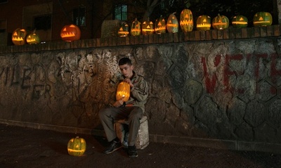 カボチャのちょうちんを売る少年、ハロウィーン前日のアルバニア