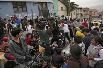 伝統的競技「木の車のレース」、エクアドル