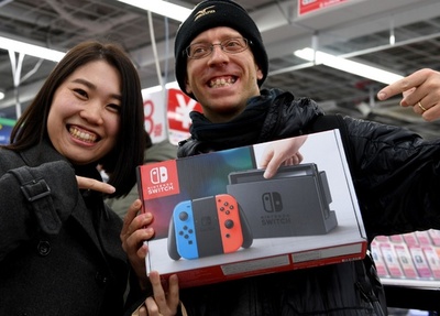 「ニンテンドースイッチ」発売、早朝から行列