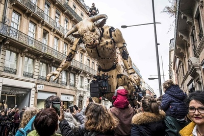 ギリシャ神話の怪物ミノタウロスと巨大クモ、仏南部に襲来？