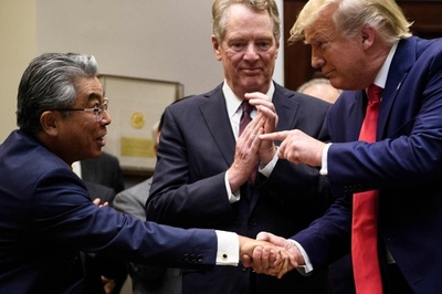 日米貿易協定署名、「両国にとって大きな勝利」とトランプ氏