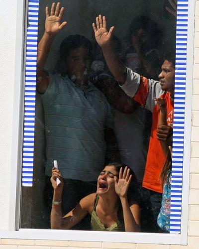 ベネズエラの銀行立てこもり、犯人グループが5人の人質と救急車で逃走